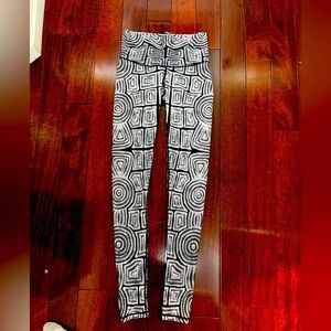 Niyama Sol Black and White Geo Print Leggings